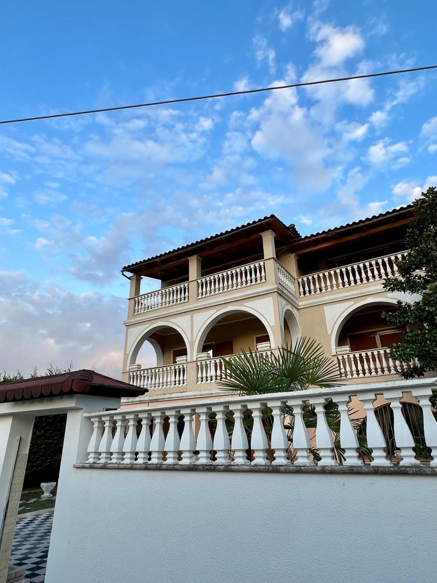 Guest House Pulake Berat Esterno foto